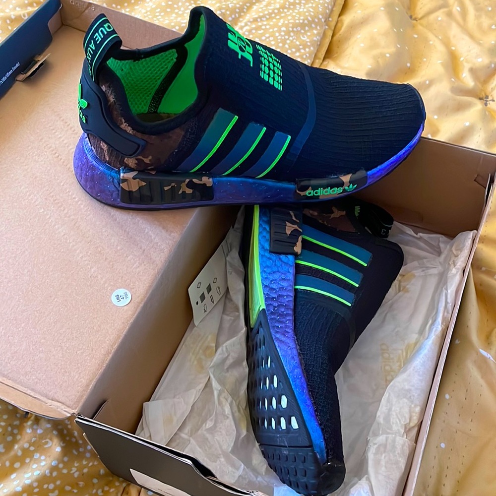 Adidas originals size 4 1/2 but fits womens size 6